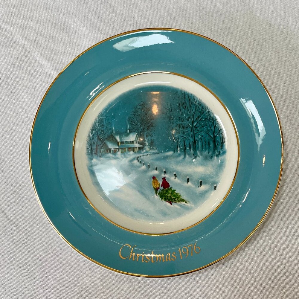 1976 Christmas Plate “Bringing Home The Tree” Gold Rimmed Enoch Wedgwood Avon